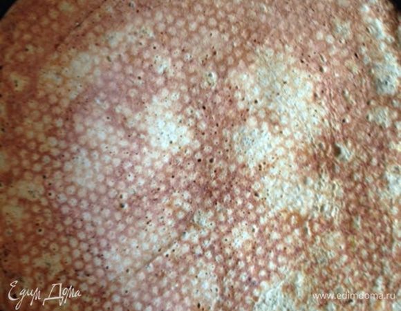 Когда одна сторона пропечется переворачиваем блинчик на другую. В общем, печем обыкновенные тонкие блинчики. 
Теперь, ВНИМАНИЕ!!!! Если торт не планируем подавать сразу, то сковороду больше не смазываем. Блинчики отлично пропитаются кремом! 
А если хотите тортик кушать после приготовления или просто любите пожирнее, то блинчики пеките на масле. 