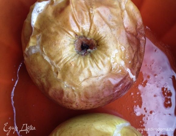 Тем временем, пока готовятся блинчики, запекаем яблоки. Яблоки берем крупные, у меня где-то по 250-300 грамм каждое. 
Я для таких целей запекаю просто вымытые яблоки целиком в духовке при температуре 200 градусов около 20 минут. Форму беру силиконовую. Очень удобно и воду лить нет необходимости. 