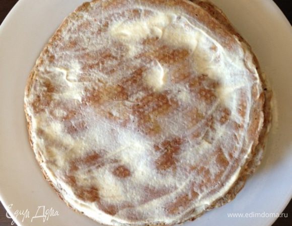 Для верхнего коржа, как мне показалось, крема было маловато, но я делала его только из двух яблок, поэтому рецепт даю на 3. Даже если крем останется, я думаю, что вы найдете ему достойное применение.
Собрав торт, отправляем его на ночь в холодильник пропитываться. А если вы жарили блинчики на масле, то можно сразу подавать, украсив по желанию.