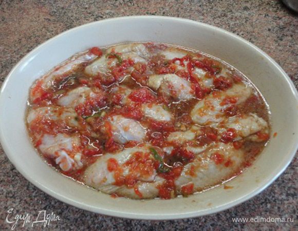 Лук и чеснок почистить. Лук натереть на мелкой терке, чеснок пропустить через прес.
Помидор, сладкий перец и чили мелко нарезать ( я измельчила блендером).
Овощи сложить в глубокую миску, добавить вино, лимонный сок, растительное масло и кумин, посолить и перемешать маринад.
Куриные крылышки вымыть и обсушить, выложить в миску с маринадом, перемешать и оставить на 12 часов. Я оставила на ночь в холодильнике.
