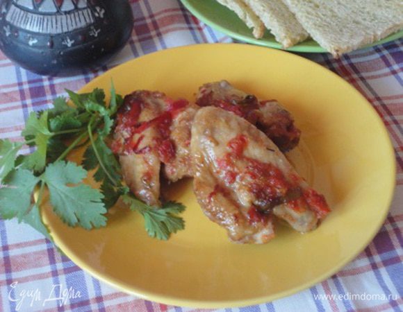 Духовку разогреть до 200 градусов. Выложить крылышки в форму для запекания вместе с маринадом и запекать около 30 минут. Подавать к столу горячими.