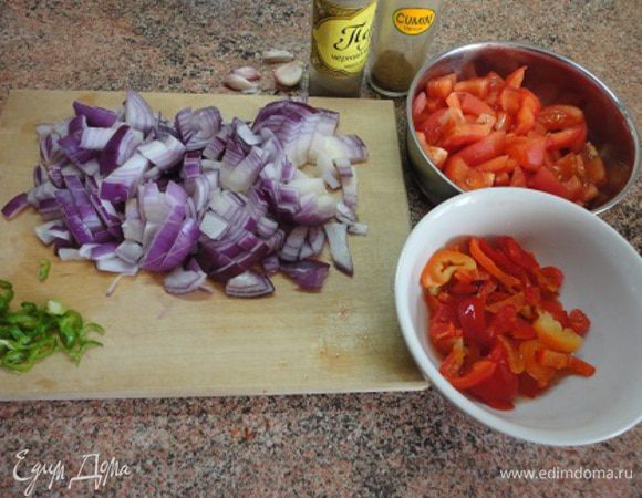 Фасоль замочить в холодной воде на 6-8 часов, затем залить свежей водой, отварить почти до полной готовности (около 30-40 минут) и откинуть на дуршлаг. Можно использовать консервированную фасоль, чтобы не отваривать.
Лук почистить, нарезать кубиками. Сладкий перец очистить от семян, нарезать . помидоры очистить от кожицы и нарезать квадратиками. Перец чили очистить от семян и мелко нарезать. Чеснок мелко нарезать.
