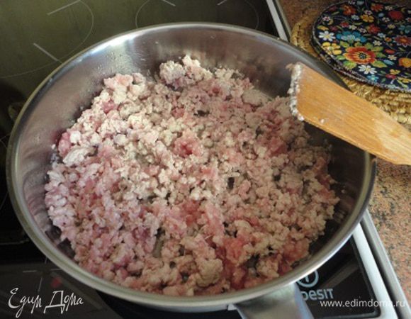 В глубокой сковороде разогреть масло, выложить фарш, жарить, помешивая, на сильном огне до зарумянивания.
