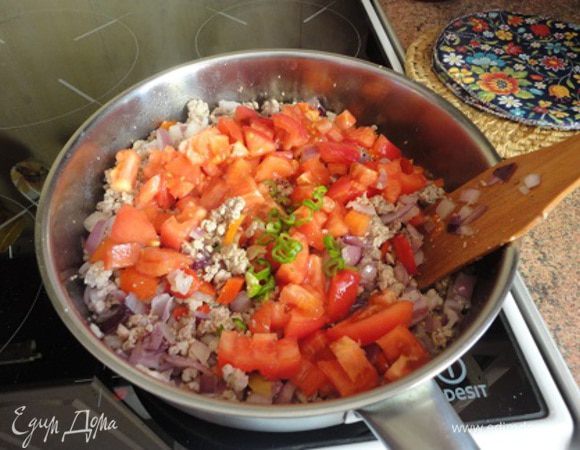 Добавить к мясу овощи( кроме чеснока) и тушить на среднем огне 10-15 минут.