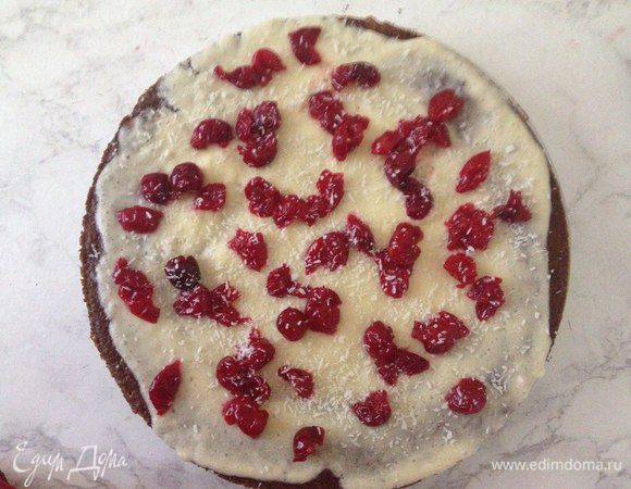 Взбиваем сливки с оставшимся сахаром.
Готовый холодный бисквит смазываем кремом сверху, выкладываем вишню без коньяка.
Сверху можно присыпать кокосовой стружкой!