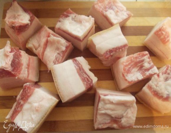 Сало порезать на небольшие части.