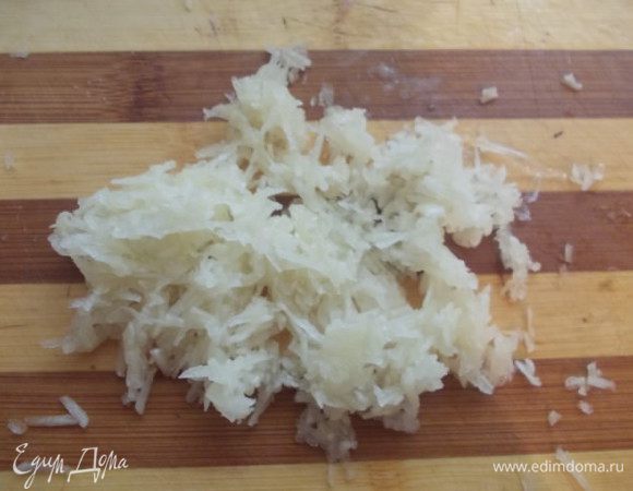 Чеснок натереть на мелкой терке.