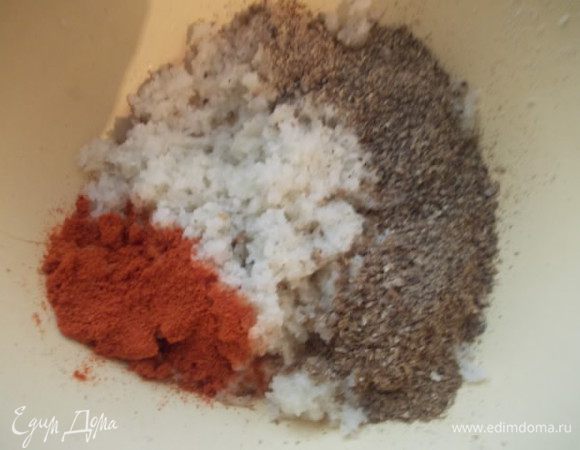 Добавить специи и соль,все тщательно перемешать.