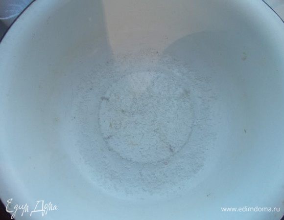 Взять эмалированную миску,или кастрюльку,присыпать на дно немного соли.