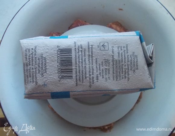 Положить сверху плоскую тарелку и какой-нибудь груз. Отправить в холодильник дня на четыре,пока сало не просолится.