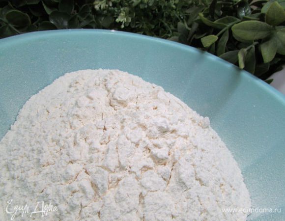 Муку просейте.