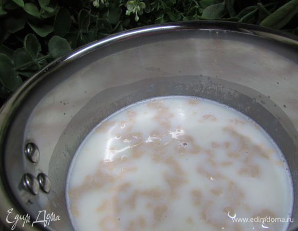 Молоко подогрейте, добавьте сахар и дрожжи. Оставьте на 15 минут, пока они не поднимутся. 