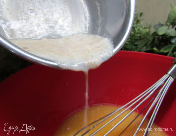 В яичную смесь влейте молоко и дрожжи. Хорошо перемешайте. 