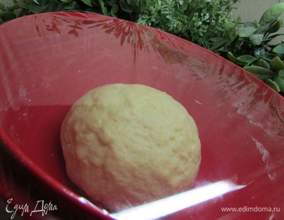 Затяните миску плёнкой и поставьте в тёплое место для подъёма на 1 час. 