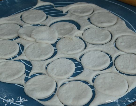 На присыпанной мукой поверхности раскатала тесто в пласт, толщиной около 5 мм, и выемкой вырезала кружки диаметром 5 см.