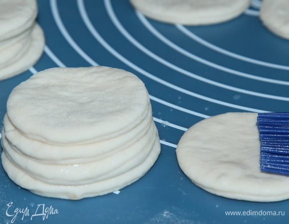 Берем один кружок смазываем его водой и сверху выкладываем еще один кружок - смазываем водой. Сверху третий кружок, смазываем водой и - четвертый кружок не смазываем. Таким образом формируем все булочки.