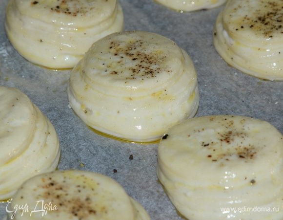 Когда булочки подошли, берем растительное масло и кисточкой смазываем поверхность. У меня кукурузное нерафинированное.