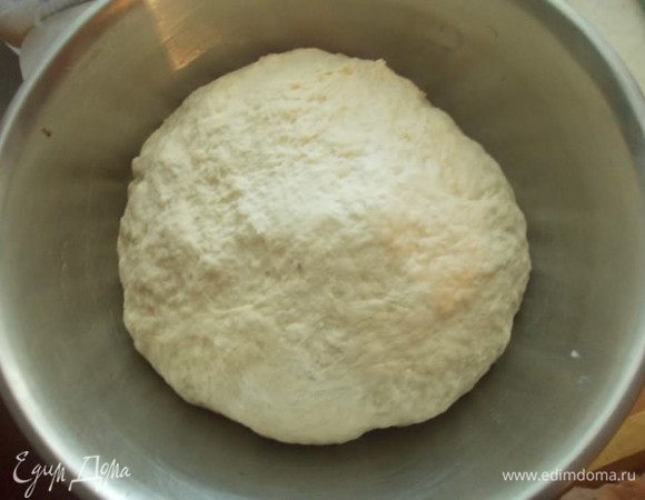 Замесить тесто и убрать на 1 час в теплое место.