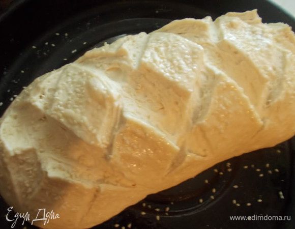 Затем сформировать хлеб,положить на противень смазанный маслом,смазать его маслом и оставить немного подняться. Затем сделать надрезы и при желании, посыпать кунжутом.