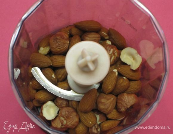 Орехи, я взяла миндаль и фундук, очистить, выложить в блендер.