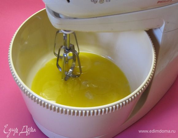 Отделить желтки от белков. Желтки выложить в миксер.