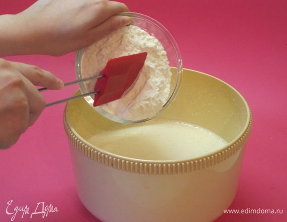 Всыпать 200 грамм  просеянной муки( остальные 20 грамм нужны для заварного крема) с разрыхлителем.