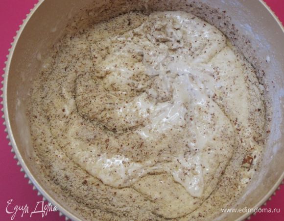 Всыпать молотые орехи.