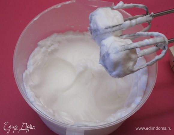 Отдельно взбить белки.