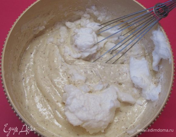 Аккуратно подмешать к желтковой массе. Лучше делать венчиком.