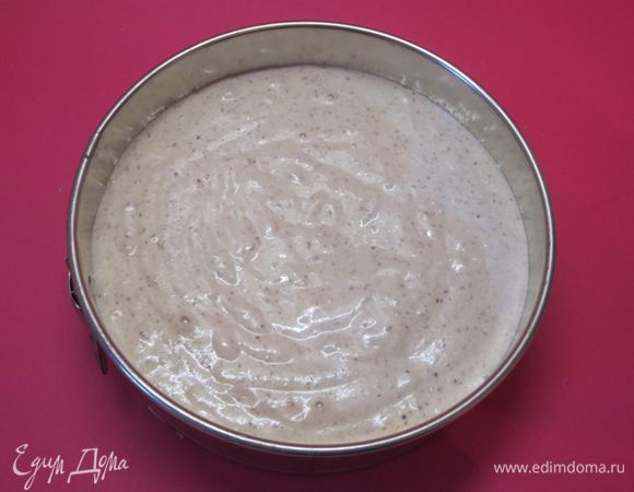 Тесто выложить в форму. Диаметр формы 22 см.