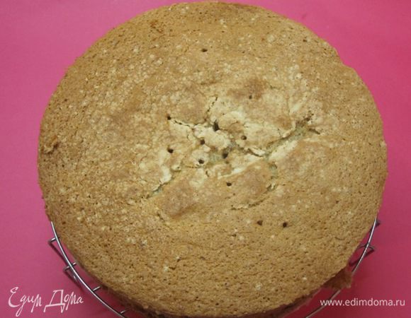 Выпекать 45-55 минут при 180 С. Если верх будет сильно зарумяниваться, то в процессе выпечки накрыть фольгой, что я и сделала. Остудить.