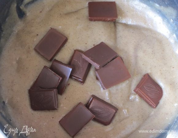 Затем добавить шоколадные дольки, но можно и не добавлять.