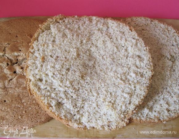 Остывший бисквит разрезать на 3 коржа.