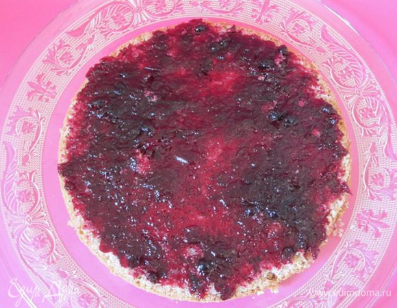 Теперь надо собрать торт. Нижний корж надо смазать джемом. У меня был черносмородиновый джем.