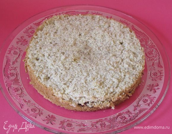 Накрыть вторым бисквитным коржом.