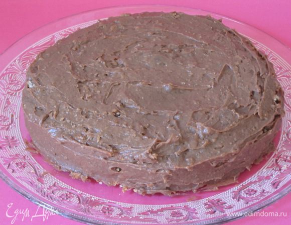 Промазать остывшим заварным кремом. Промазать и бока торта.