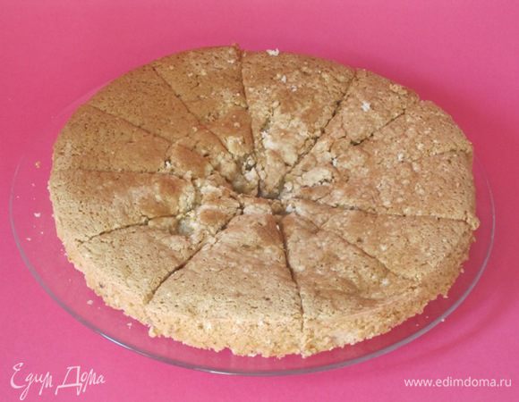 Верхний корж разрезать на 12 частей.