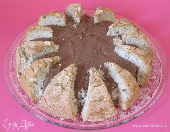 Уложить кусочки по бокам торта, приминая верхушки в крем.