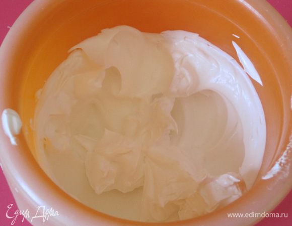 Для белкового крема белки взбить с сахаром до пиков, можно на паровой бане.