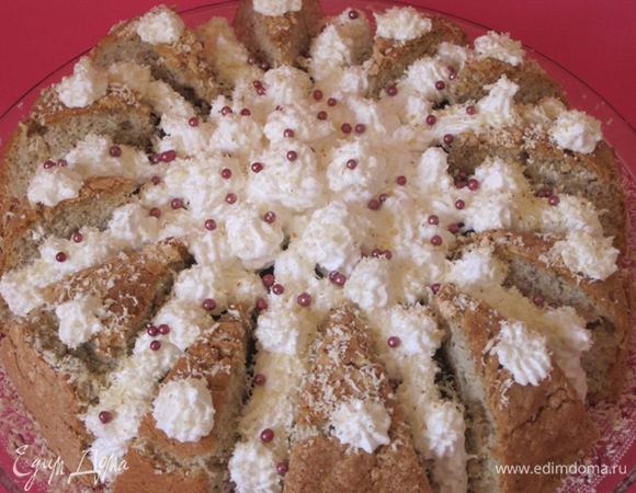 Белковым кремом украсить торт. Посыпать тертым белым шоколадом. Я еще украсила сахарными бусинками.