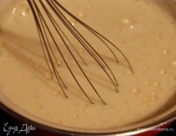 Яйца смешать с сахаром, поставить на водяную баню, взбивать миксером несколько минут, пока масса не увеличится в 2,5 раза. Убрать с огня, взбивать до полного остывания! У нас получится очень пышная и довольно устойчивая масса.