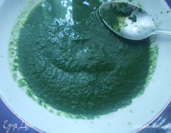Большой пучок шпината, можно взять замороженный, опустить в кипяток на минуту. Затем взбить в блендере и протереть через сито.