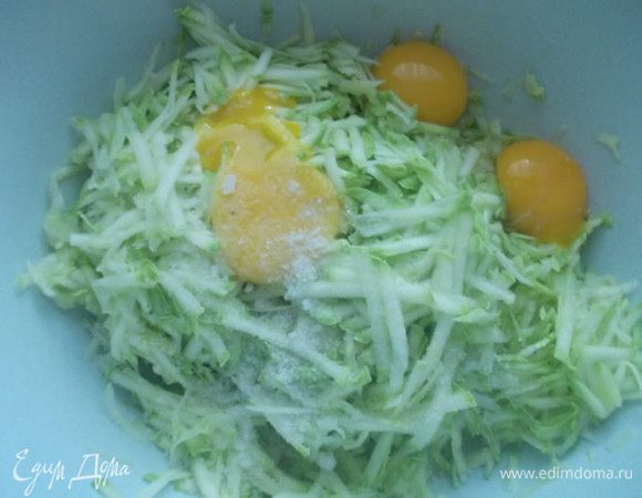 Кабачки потереть на крупной терке, добавить соль и желтки, перемешать.