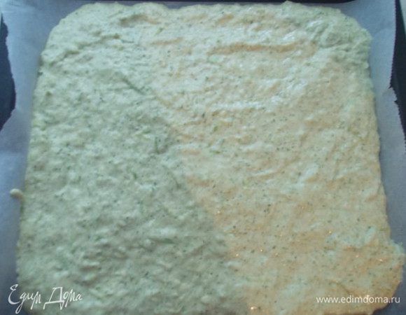 Тесто выложить на противень, застеленный пергаментом.