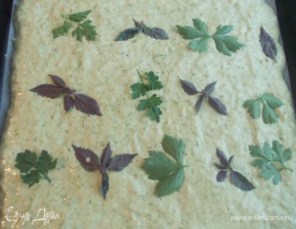На тесто сверху выложить листочки зелени базилика, кинзы и петрушки, получится очень красивый рисунок.