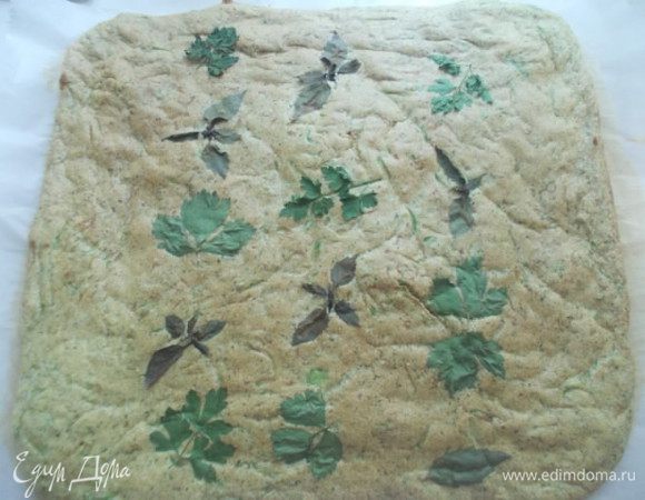 Выпекать при температуре 190С 30-35 минут, не пересушите, когда появится румяный цвет, рулет готов.