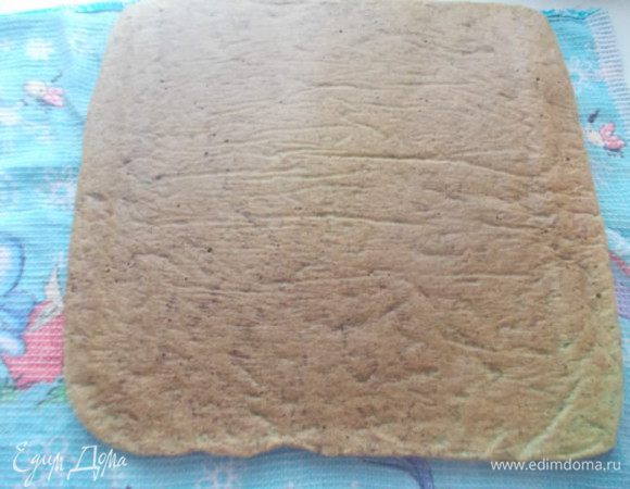 Переверните его на полотенце и снимите пергамент.