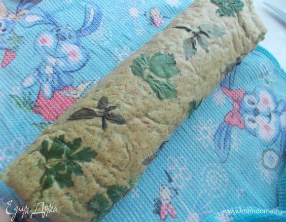 С помоью полотенца свернуть рулетом и оставить.