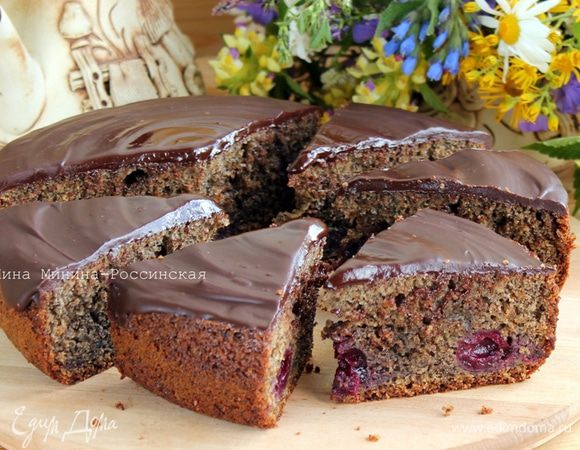 Разотрите сахар (или демерару) со сливочным маслом или маргарином для выпечки. По одному введите яйца, взбивая массу.
