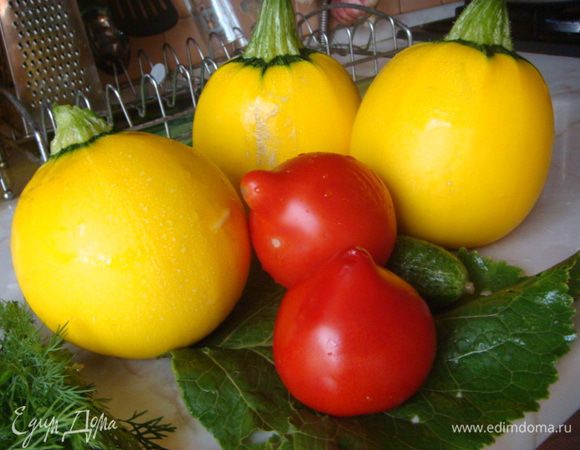 Готовим кабачки: срезаем крышкой верхушку и ложкой удаляем сердцевину для начинки, одного помидора достаточно, нужно 3 колечка